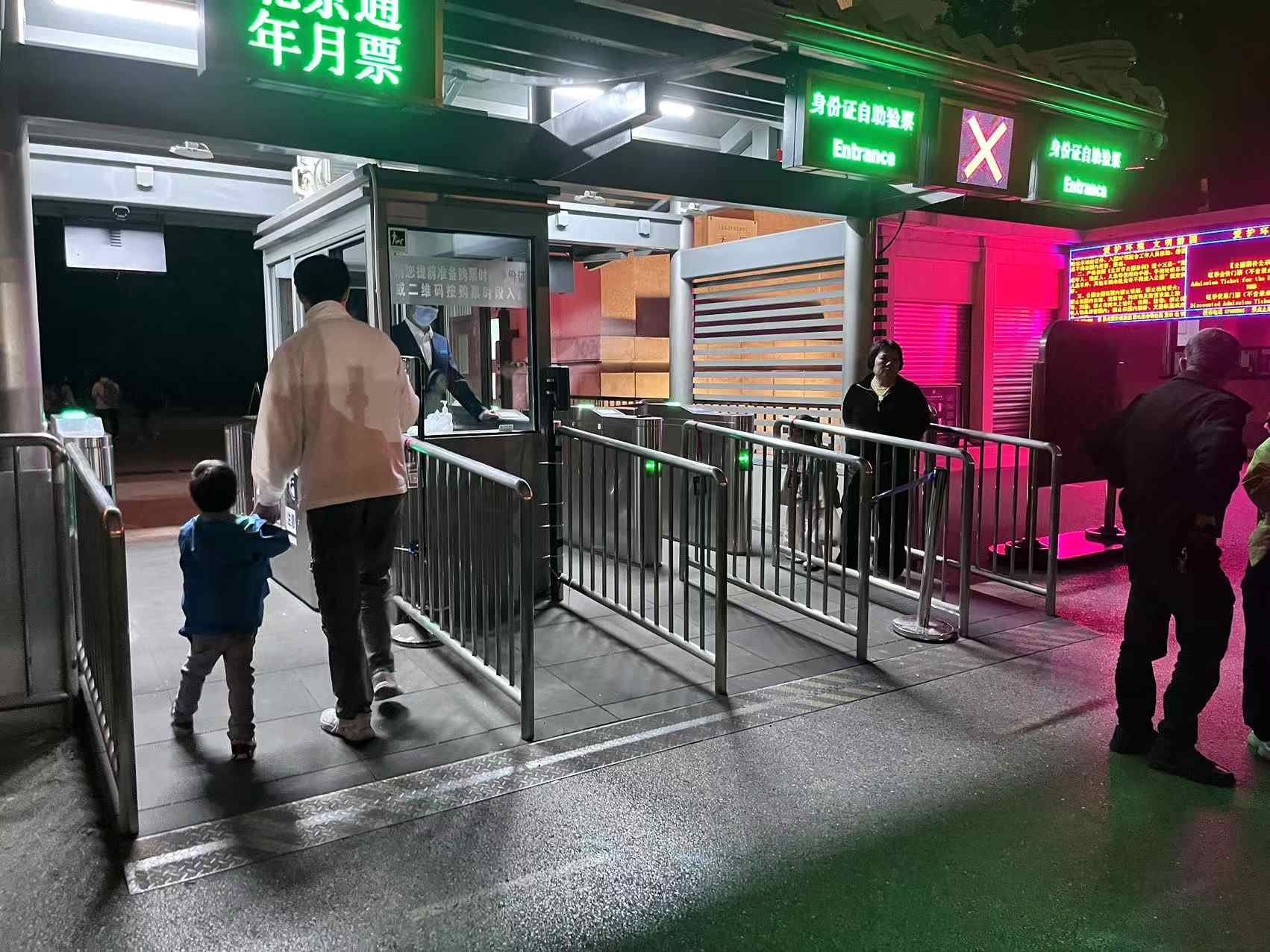 北京天壇公園延長開放時間，游客進入游覽。人民網(wǎng)記者 李楠樺攝