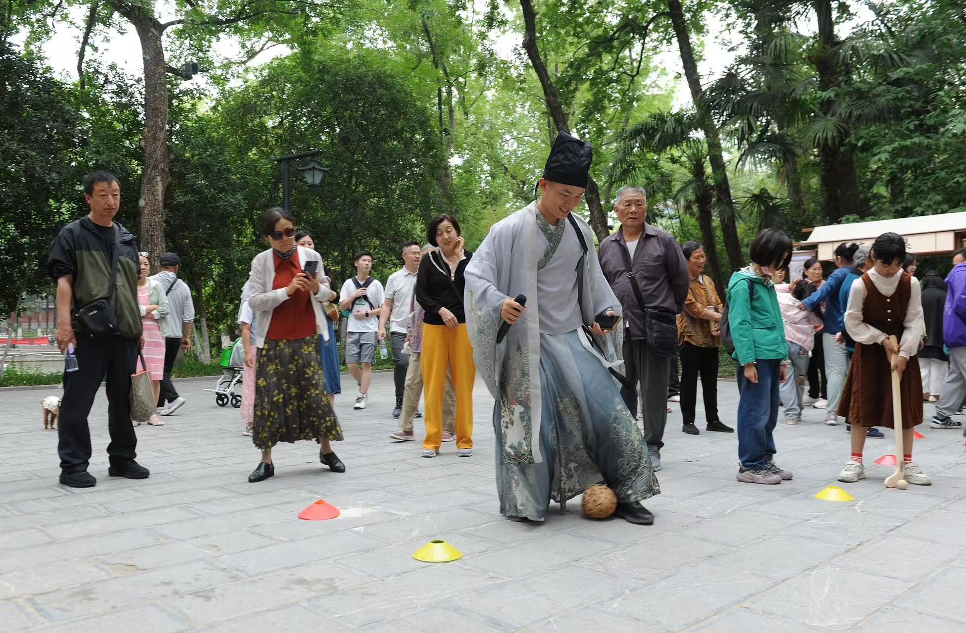 2025年5月3日，安徽省合肥市包公園景區(qū)，游客正在參與“蹴鞠”體育活動。（圖片來源：視覺中國）