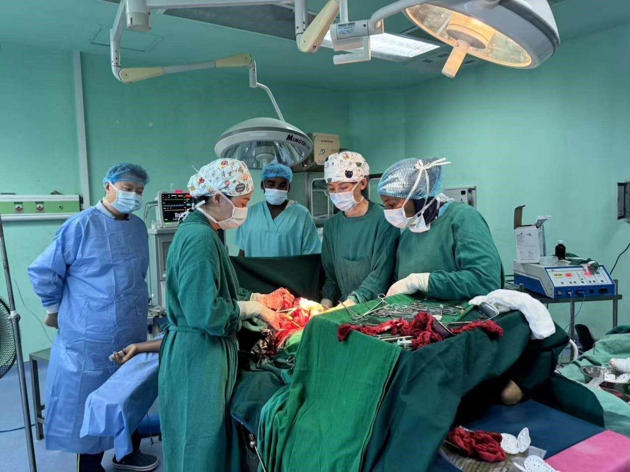 中國(guó)醫(yī)療隊(duì)專(zhuān)家與當(dāng)?shù)蒯t(yī)生協(xié)同手術(shù)。中國(guó)援桑醫(yī)療隊(duì)供圖