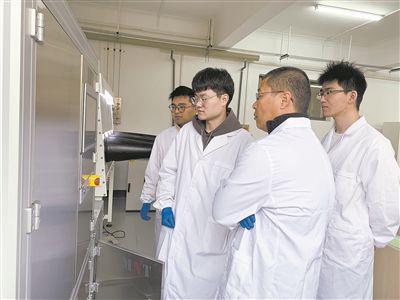 圖為安工大材料科學(xué)與工程學(xué)院碩士研究生余威（右一）在實驗室開展研究。安工大供圖