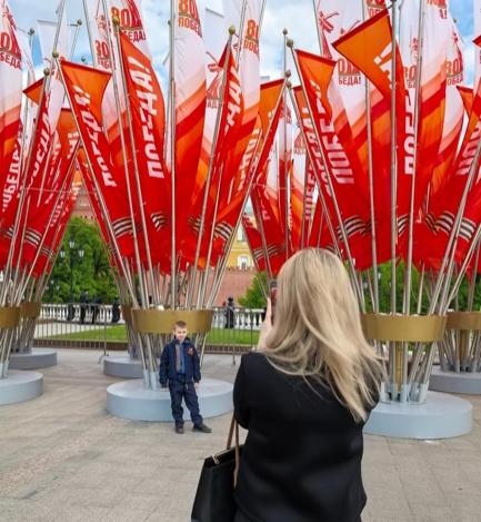 當(dāng)?shù)貢r(shí)間5月7日下午，莫斯科紅場(chǎng)外，紀(jì)念蘇聯(lián)偉大衛(wèi)國(guó)戰(zhàn)爭(zhēng)勝利80周年慶典旗幟飄揚(yáng)。