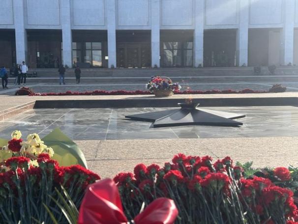 當(dāng)?shù)貢r(shí)間5月6日下午，莫斯科勝利廣場(chǎng)上的長(zhǎng)明火兩旁放滿鮮花。