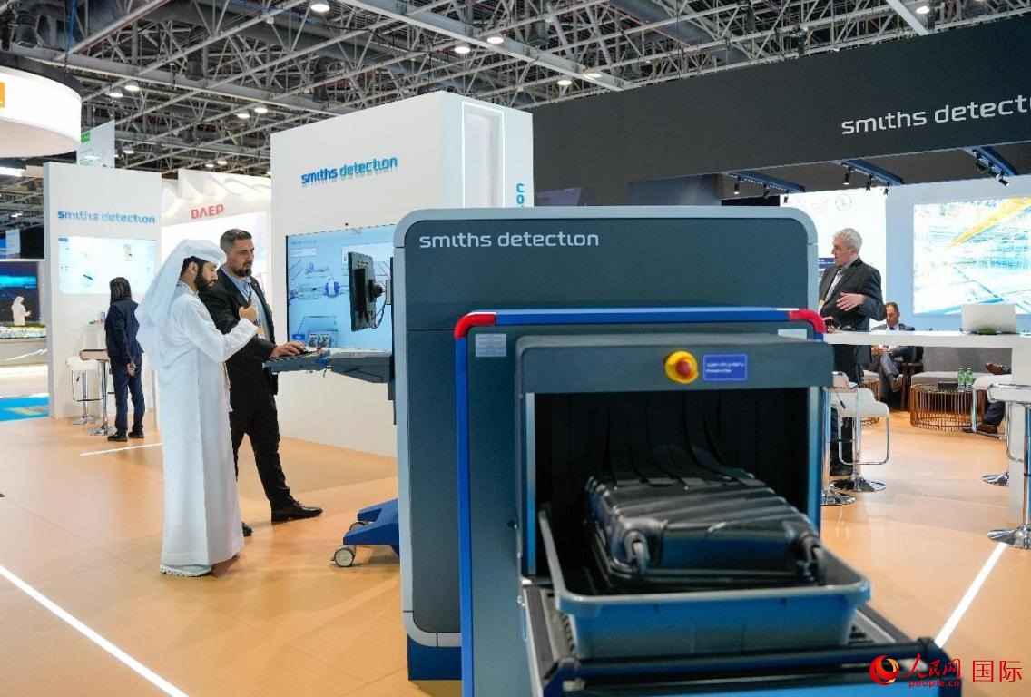 參展商體驗安檢設(shè)施。人民網(wǎng)塔里克·易卜拉欣攝