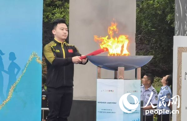 在活動開幕式上，馮喆點燃火炬。人民網(wǎng)記者 楊磊攝