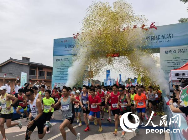 全民健身跑參賽選手沖出起點。人民網(wǎng)記者 楊磊攝