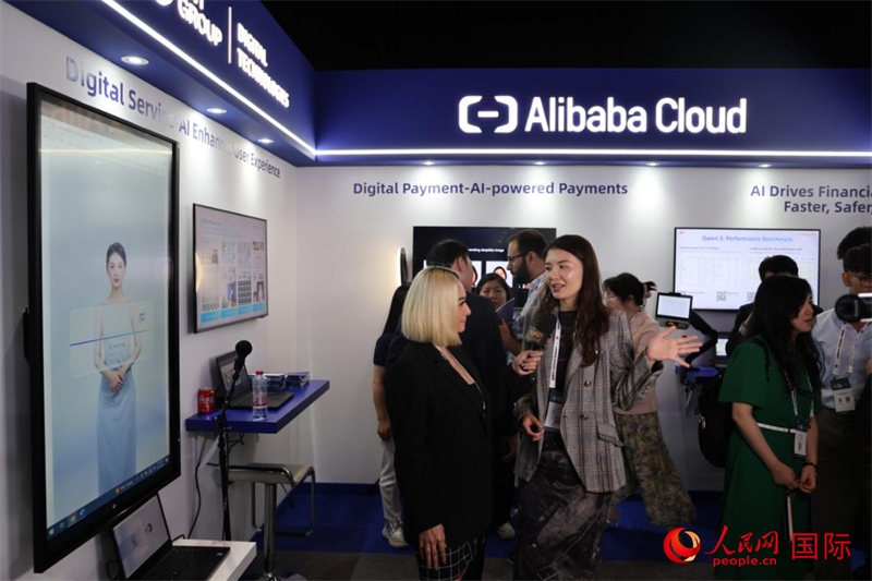 當(dāng)?shù)孛襟w在2025迪拜金融科技峰會的一家中資企業(yè)展廳采訪，張志文攝