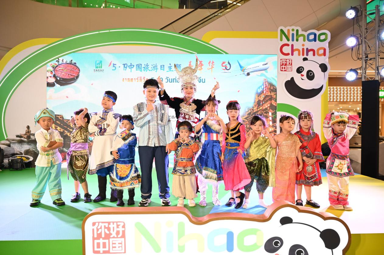 開幕式上，中泰小朋友服飾秀表演。主辦方供圖