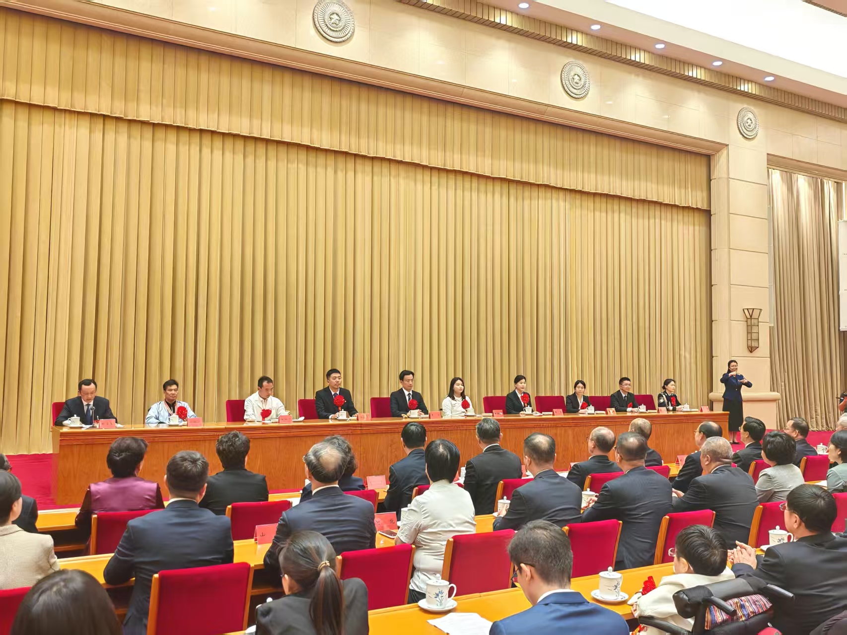 第七次全國自強(qiáng)模范暨助殘先進(jìn)事跡首場報告會現(xiàn)場。 人民網(wǎng)記者 王子鋒攝