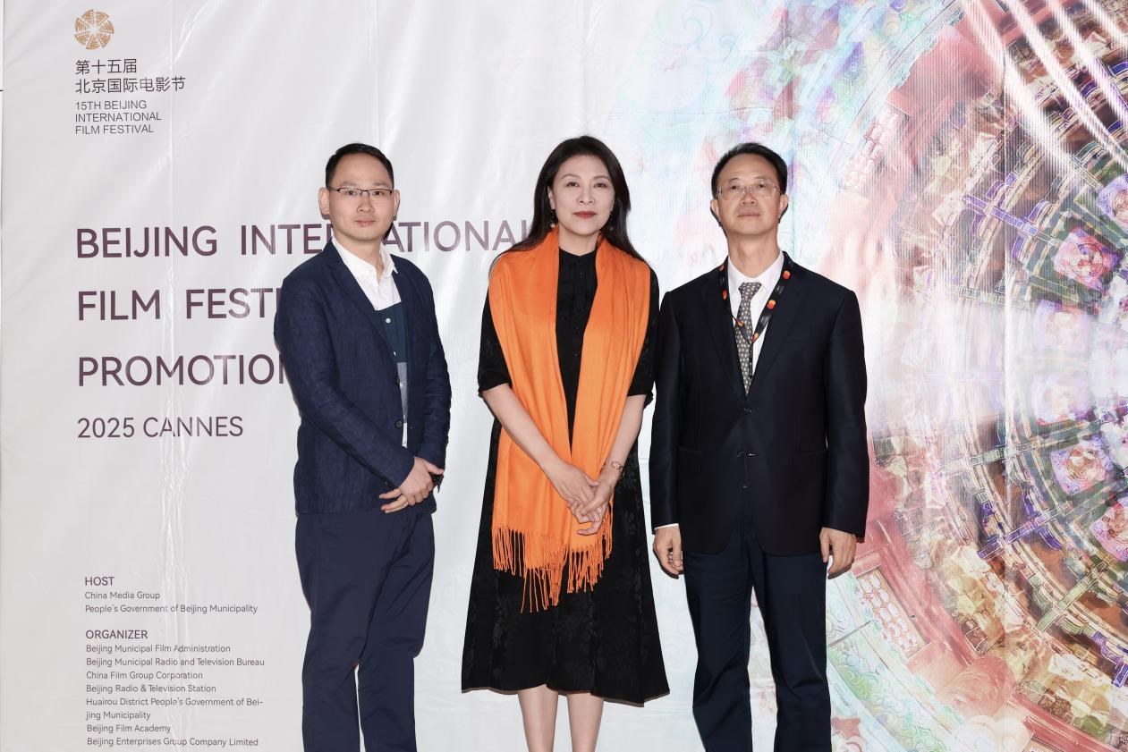 余俊生（右一）與《走走停?！穼?dǎo)演龍飛（左一）、演員岳紅（左二）合影。主辦方供圖