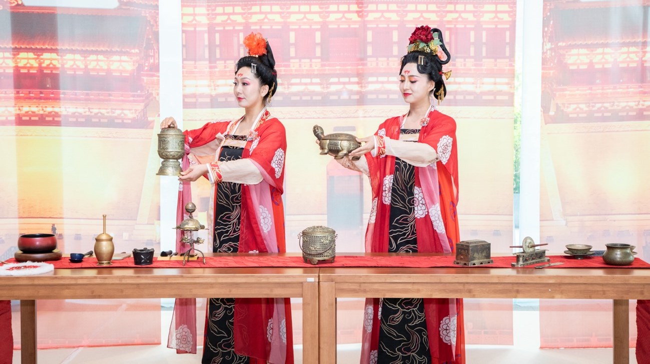 法門寺地宮出土文物一比一復(fù)刻的宮廷茶器。中國駐大阪旅游辦事處供圖