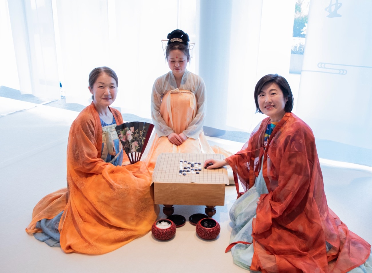 日本客人體驗(yàn)漢服。中國駐大阪旅游辦事處供圖