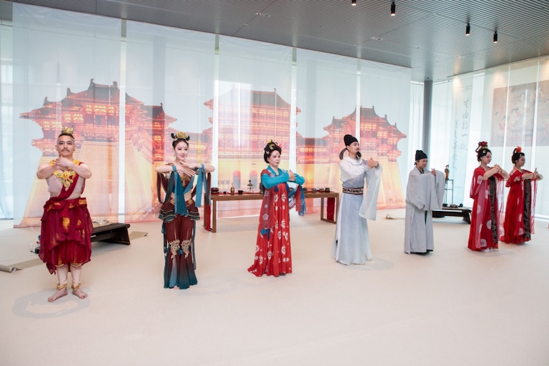 眾人行唐代插手禮。中國駐大阪旅游辦事處供圖