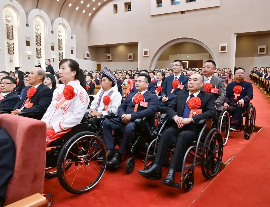 2025年5月16日，第七次全國(guó)自強(qiáng)模范暨助殘先進(jìn)表彰大會(huì)在北京召開。大會(huì)表彰了200名“全國(guó)自強(qiáng)模范”、200個(gè)“全國(guó)殘疾人工作先進(jìn)集體”和60名“全國(guó)殘疾人工作先進(jìn)個(gè)人”。