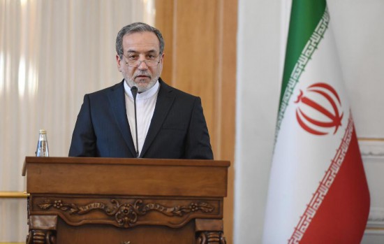 2月25日，在伊朗德黑蘭，伊朗外交部長阿拉格齊出席聯(lián)合新聞發(fā)布會。新華社記者沙達(dá)提攝