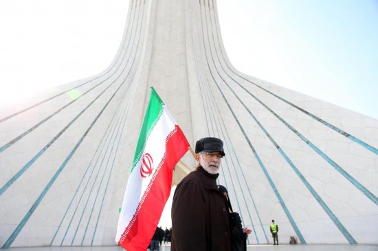 2月10日，在伊朗首都德黑蘭阿扎迪廣場，民眾參加紀(jì)念伊朗伊斯蘭革命勝利46周年集會。新華社記者沙達(dá)提攝