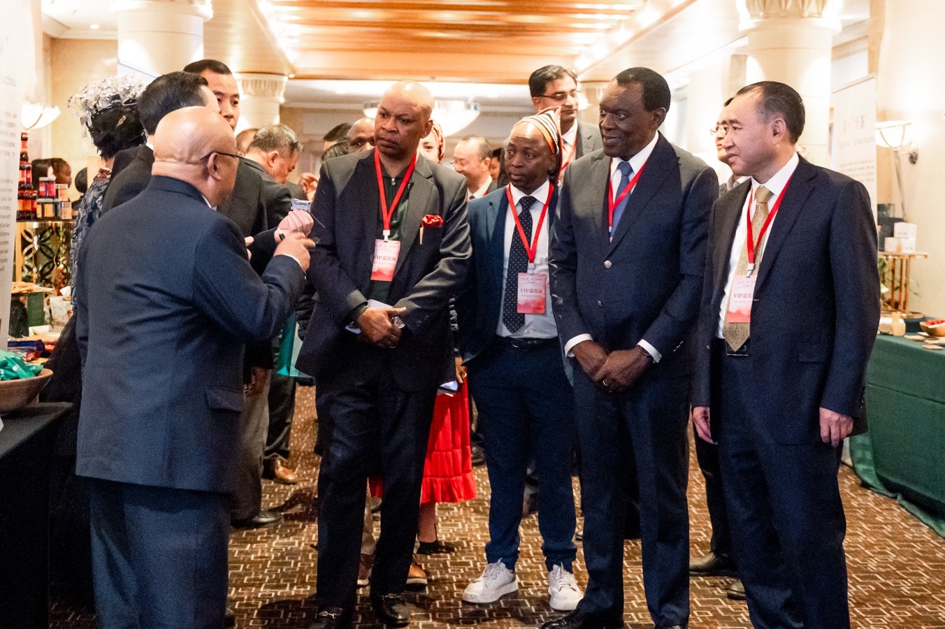 與會(huì)嘉賓走訪展臺(tái)。南非貴州商會(huì)供圖