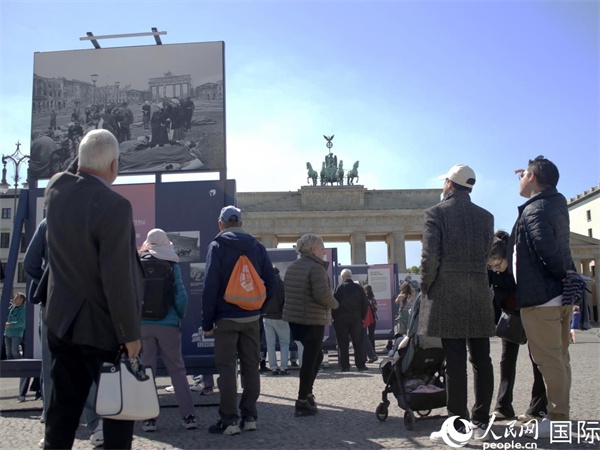 圖為勃蘭登堡門(mén)前，市民們?cè)趨⒂^歷史圖片展。人民網(wǎng) 肖晶攝