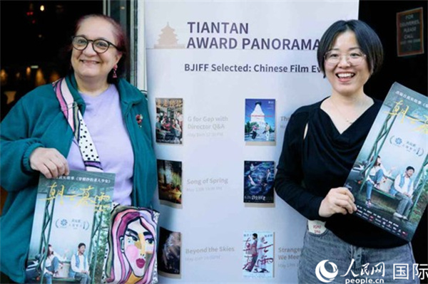 《朝云暮雨》放映前，觀眾前同主辦方互動(dòng)。楊浩鵬攝