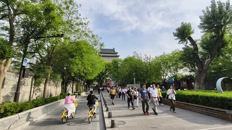 外國(guó)游客游覽北京鼓樓。人民網(wǎng)記者 李楠樺攝