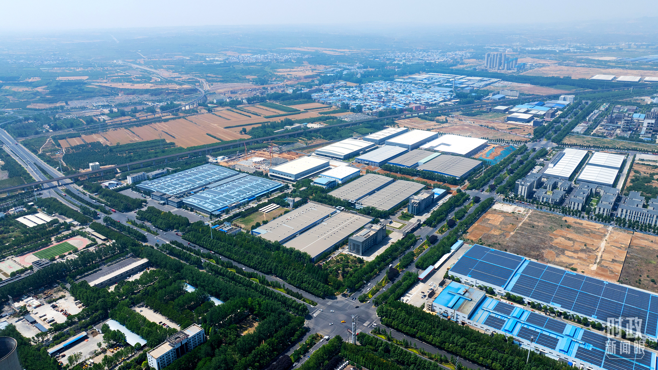 △俯瞰洛陽(yáng)軸承集團(tuán)股份有限公司。（總臺(tái)央視記者范凱拍攝）