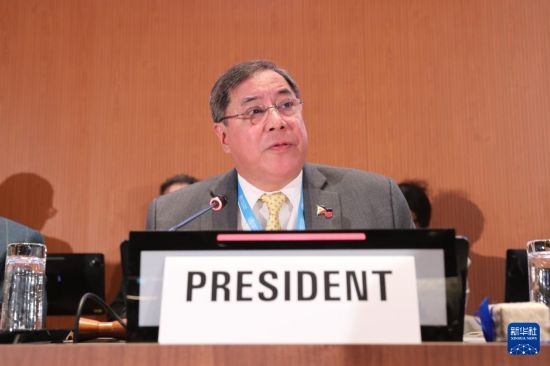 5月20日，在瑞士日內(nèi)瓦，第78屆世界衛(wèi)生大會(huì)主席赫爾博薩宣布審議通過(guò)“大流行協(xié)定”。新華社記者 杜哲宇 攝