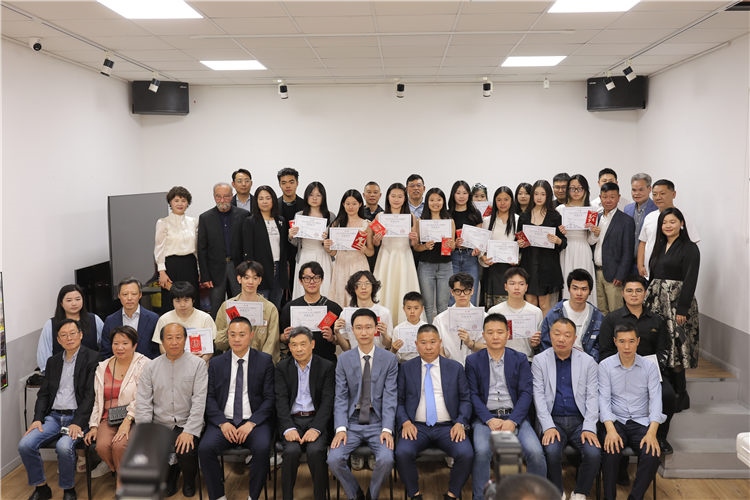 獲獎者與主辦方合影。主辦方供圖