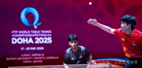 5月17日，王楚欽在比賽中發(fā)球。