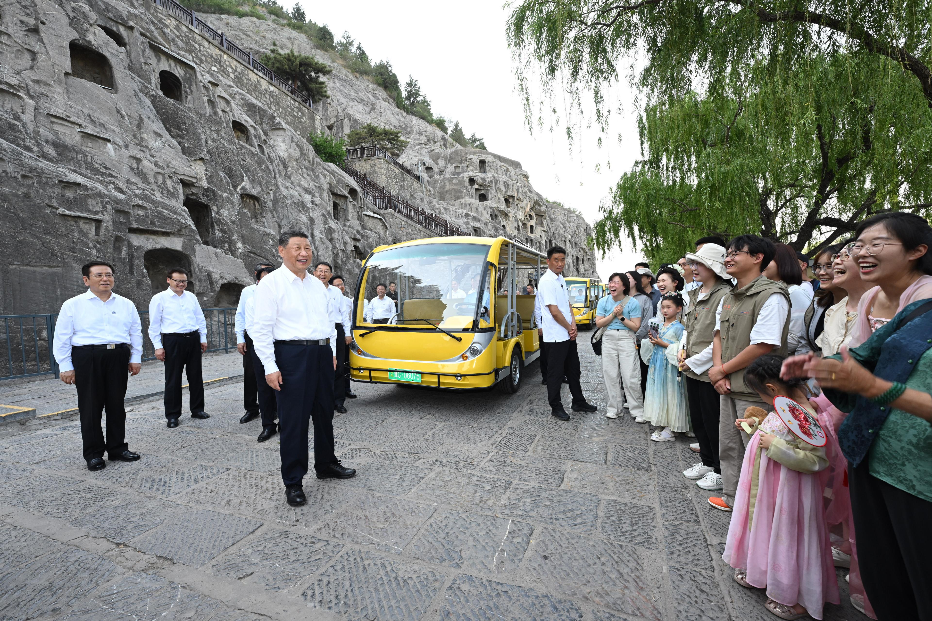 2025年5月19日，習(xí)近平總書記在洛陽龍門石窟考察時(shí)，同游客親切交流。