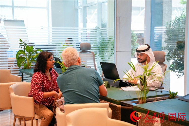 在阿治曼自由區(qū)一站式服務中心內，工作人員為客商辦理業(yè)務。人民網 塔里克·易卜拉欣攝