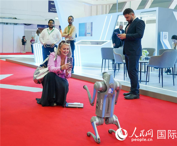 與會(huì)嘉賓被中企機(jī)器人吸引。人民網(wǎng) 塔里克·易卜拉欣攝