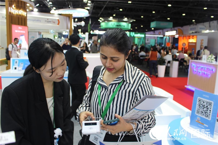 中外嘉賓交流。人民網(wǎng) 杰勒德·阿勒費(fèi)爾攝