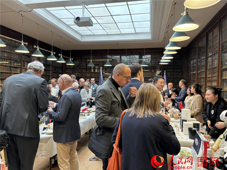 FIWA大獎(jiǎng)賽獲獎(jiǎng)酒及農(nóng)產(chǎn)品2025專(zhuān)業(yè)展暨中國(guó)云南—法國(guó)巴黎特色商品推介會(huì)現(xiàn)場(chǎng)。人民網(wǎng)記者 于超凡攝