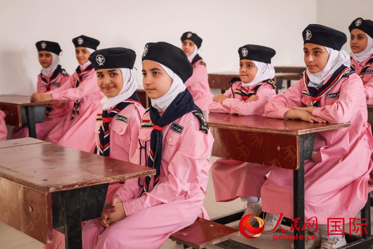 阿爾穆塔?阿里卡特國際學(xué)校的學(xué)生在教室內(nèi)上課。人民網(wǎng)記者 薛丹攝
