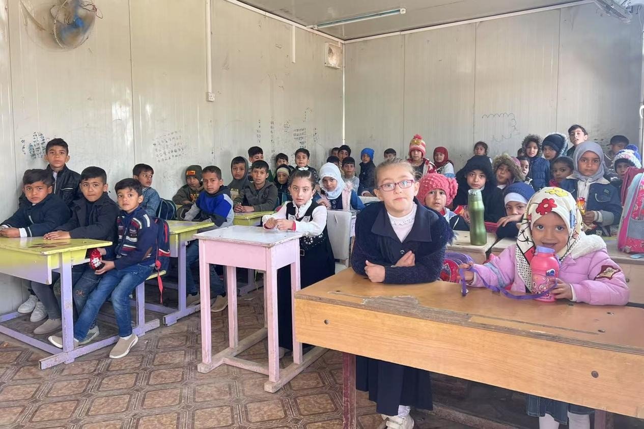 伊拉克卡爾巴拉省學(xué)生在簡易板房內(nèi)上課。中國電建供圖