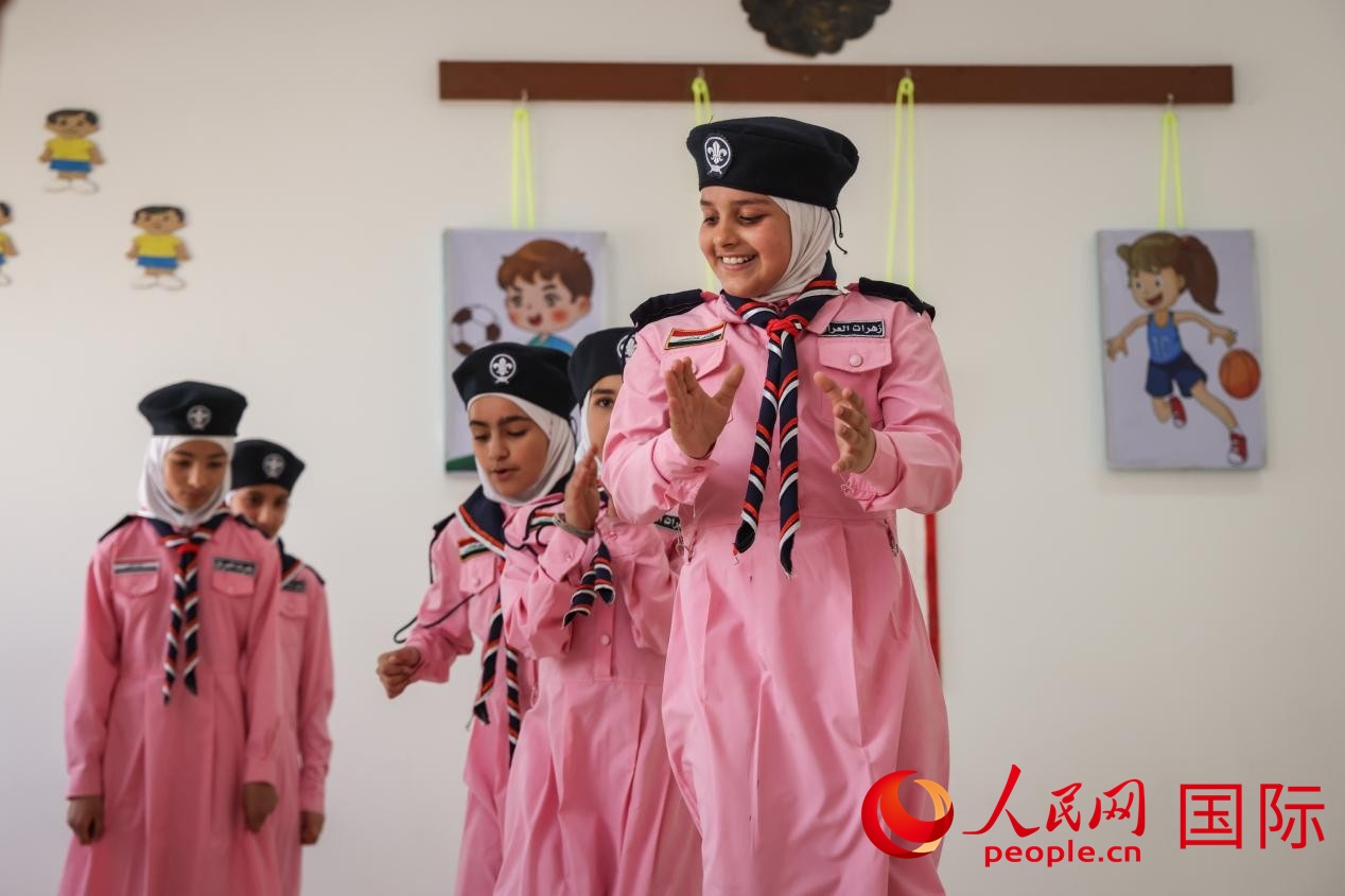 阿爾穆塔?阿里卡特國際學(xué)校的學(xué)生在展示課間活動(dòng)。人民網(wǎng)記者 薛丹攝