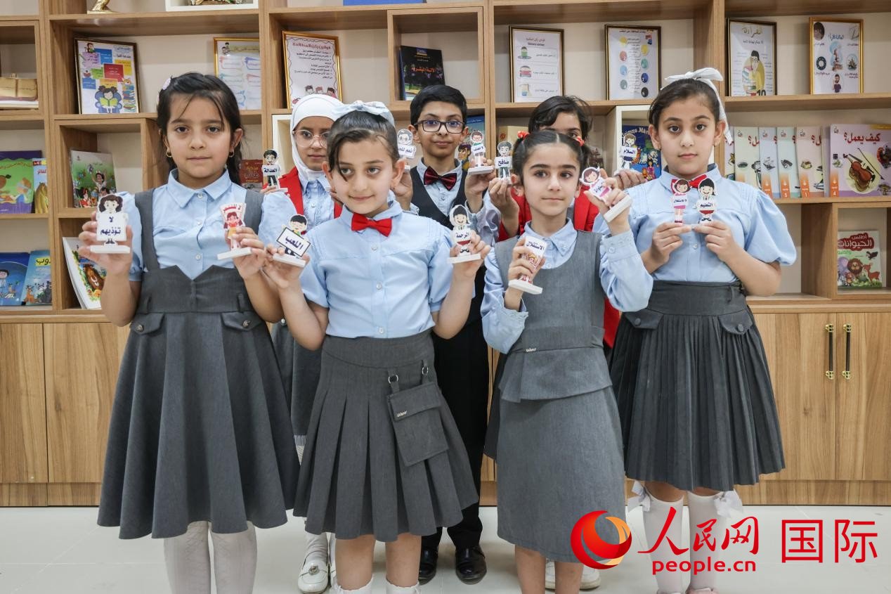 阿爾穆塔?阿里卡特國際學(xué)校的學(xué)生在圖書室上課。人民網(wǎng)記者 薛丹攝