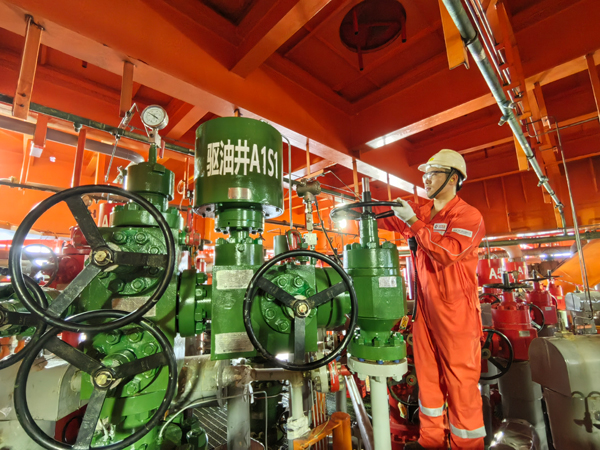 生產(chǎn)人員正在打開二氧化碳驅(qū)油井采油樹閥門。受訪者供圖