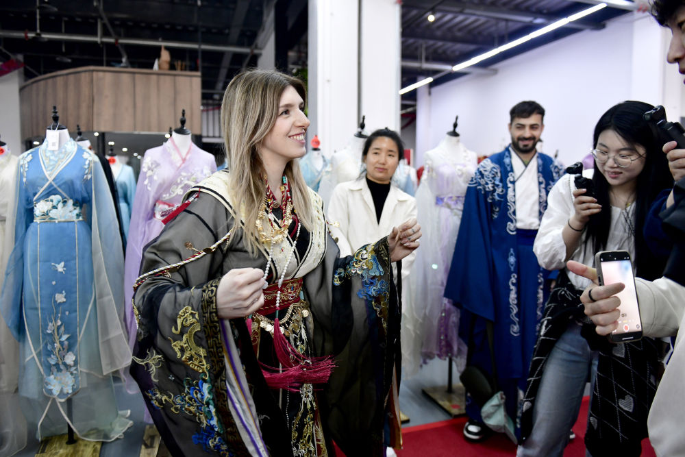 2025年4月8日，參加曹縣漢服文化節(jié)的意大利嘉賓卡米拉在試穿漢服。新華社記者郭緒雷 攝