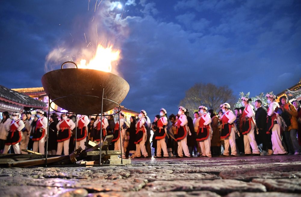 2025年1月11日，游客和居民在麗江古城打跳游玩。（趙慶祖攝）