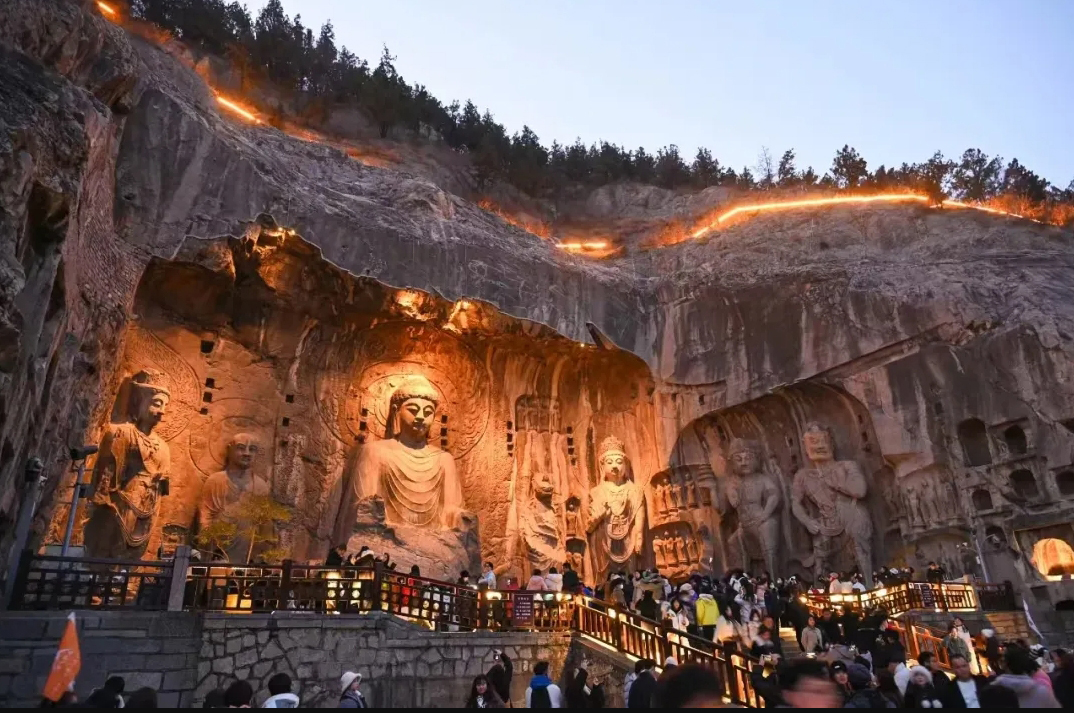 游客在龍門石窟參觀游覽。