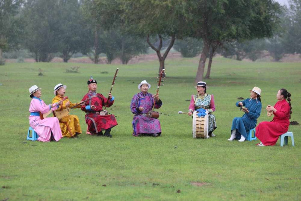 2024年7月16日，《格薩（斯）爾》史詩(shī)說(shuō)唱傳承人在內(nèi)蒙古赤峰市巴林右旗戶外表演。（胡斯楞攝）