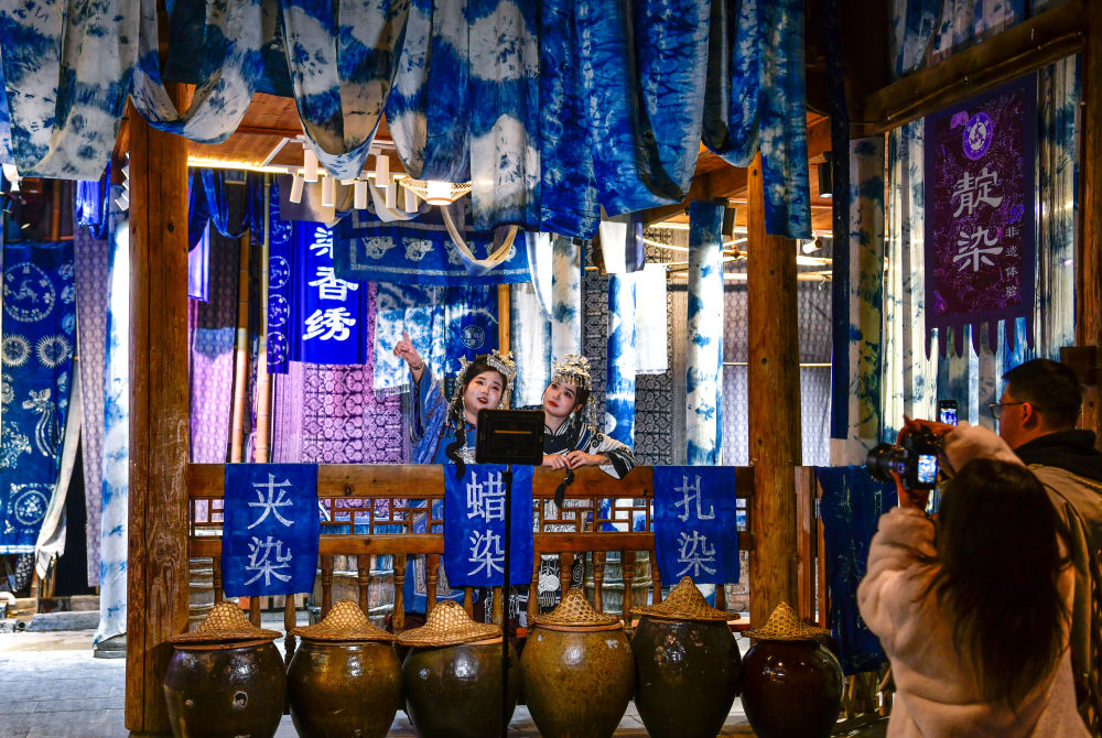 2025年3月17日，游客在貴州省黎平縣肇興侗寨里留影。新華社記者楊文斌 攝