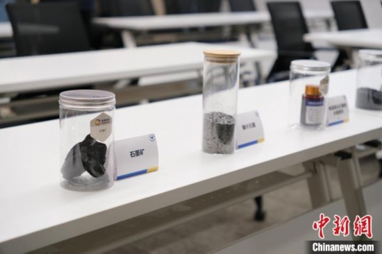 5月20日，浙大高分子科學與工程學系內(nèi)擺放著石墨礦等。 曹丹 攝