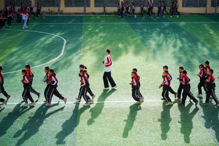 2025年4月24日，在新疆克州阿圖什市哈拉峻鄉(xiāng)謝依特小學(xué)，支教教師帶領(lǐng)學(xué)生晨跑。新華社記者 徐宏巖 攝