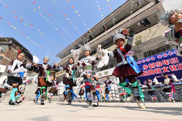 2025年3月25日，廣西柳州市融水苗族自治縣桿洞鄉(xiāng)中心小學(xué)學(xué)生在跳蘆笙踩堂舞。新華社記者 黃孝邦 攝