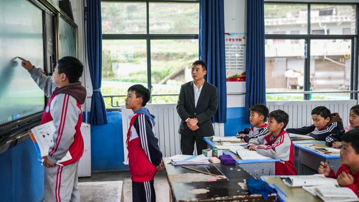 2024年11月21日，在地處烏蒙山區(qū)的貴州省六盤水市水城區(qū)亮巖小學(xué)，學(xué)生在供暖的教室內(nèi)學(xué)習(xí)。新華社記者 陶亮 攝