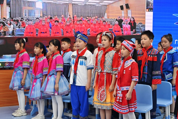 2025年3月28日，在“壯蒙一家親 共筑中國夢(mèng)”手拉手主題云隊(duì)會(huì)上，廣西南寧市濱湖路小學(xué)四（1）中隊(duì)隊(duì)員通過網(wǎng)絡(luò)和內(nèi)蒙古鄂爾多斯東勝區(qū)第十二小學(xué)四（9）中隊(duì)隊(duì)員一起唱《中國少年先鋒隊(duì)隊(duì)歌》。新華社記者 周華 攝