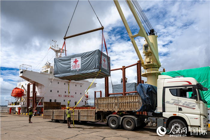 5月25日，當(dāng)?shù)毓と嗽诟劭趶呢涊喩闲遁d援緬第十五批緊急人道主義地震救災(zāi)物資。人民網(wǎng)記者謝佳君攝
