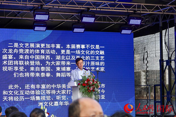 中國駐法蘭克?？傤I(lǐng)事黃昳揚(yáng)在致辭中對龍舟賽表示熱烈祝賀。人民網(wǎng) 依琳攝