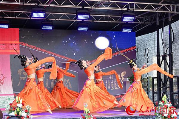 美因河畔的舞臺上中國傳統(tǒng)舞蹈精彩上演。人民網(wǎng) 依琳攝